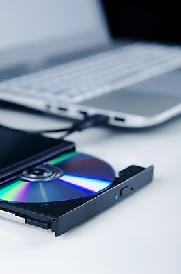 포토 JPG 해외이미지 사람없음 야외 노트북 컴퓨터 디지털 검은색 운전 정보 CD 오픈 연결 USB 작가 버너 날씬함 수납 멀티미디어 연소 DVD 녹음기 옛날 지원 플레이어 하드웨어 해외202004 해외포토 직업 컬러 모션 전자제품 몸매 파일형식 녹음_기록 이미지허브