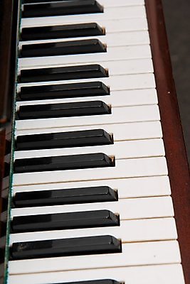 포토 JPG 해외이미지 음악 열쇠 미술 사람없음 목재 검은색 소리 흰색 기구 키보드 피아노 복고 뮤지컬 옛날 해외202004 해외포토 나무 컬러 재료 문화예술 건반악기 파일형식 이미지허브