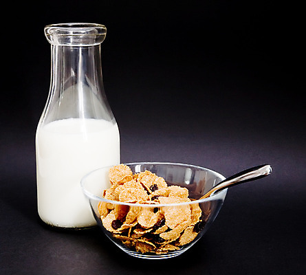 포토 JPG 해외이미지 음료 음식 조각 다이어트 유리 건강 사람없음 숟가락 검은색 우유 흰색 사발 아침식사 시리얼 국자 건포도 고립 단백질 저지방 칼슘 해외202004 해외포토 컬러 재질 포도 주방용품 유제품 수저 식사 사기그릇 기름_음식 건과일 영양소 파일형식 이미지허브