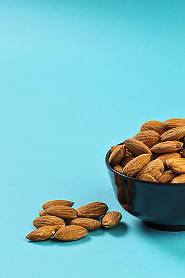포토 JPG 해외이미지 그릇 백그라운드 다이어트 건조 사람없음 파란색 아몬드 해외202004 해외포토 식기 컬러 건강 견과류 파일형식 이미지허브