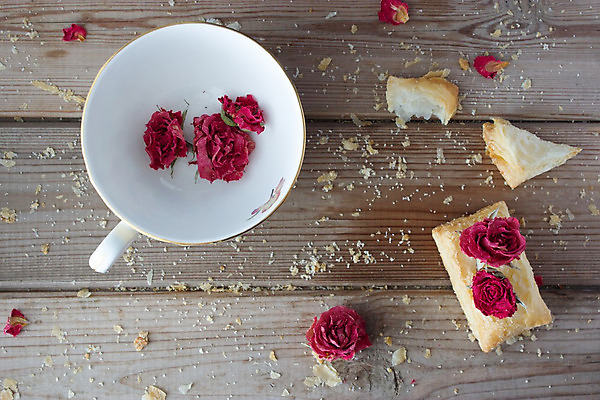 포토 JPG 해외이미지 꽃 커피 음식 분홍색 백그라운드 탁자 아침 티타임 디저트 건조 발렌타인데이 건강 선물 사랑 사람없음 목재 컵 빨간색 장미 쿠키 과자 케이크 식사 빵집 머그컵 흰색 신선 차 달콤 아침식사 설탕 시리얼 굽기 퍼프 머핀 내추럴 페스츄리 핸드메이드 해외202004 해외포토 주간 나무 식물 식기 감정 음료 빵 컬러 가구 재료 데이이벤트 휴식 상점 맛 구이 파일형식 이미지허브