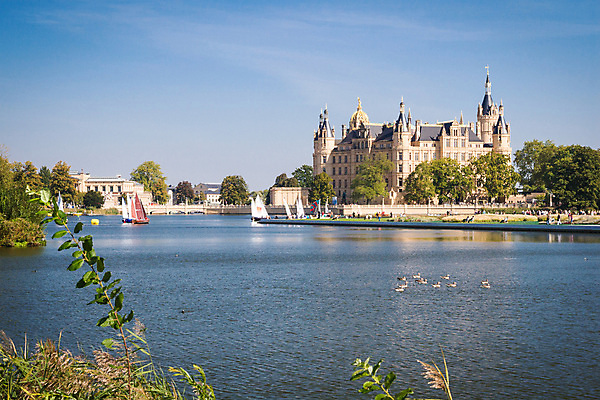 포토 JPG 해외이미지 유럽 호수 여행 자연 하늘 독일 사람없음 건물 여름 파란색 컬러풀 탑 우아함 정부 해외202004 해외포토 건축물 계절 나라 컬러 컨셉 생태계 파일형식 이미지허브