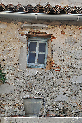 포토 JPG 해외이미지 음료 벽 백그라운드 창문 하늘 지붕 날씨 주택 건조 사람없음 목재 물 파란색 농장 갈색 마을 정원 손상 수확 골동품 시골 그리기 역사 변화 갈증 양동이 타일 복고 가뭄 대야 크로아티아 옛날 재앙 콘크리트 해외202004 해외포토 자연요소 나무 유럽 컬러 컨셉 농업 재료 모션 건물 파일형식 이미지허브