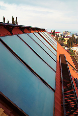 포토 JPG 해외이미지 과학 자연 하늘 지붕 미래 새로움 주택 세포 사람없음 야외 빨간색 초록색 물 파란색 빛 글로벌 햇빛 태양 힘 재활용 장비 발전기 에너지 판넬 변화 역 보호 생태계 연료 개성 시스템 난방 세대 혁명 보일러 생태학 수집가 제어 공급 해외202004 해외포토 자연요소 직업 교육 컬러 컨셉 교통시설 건물 발전소 친환경 파일형식 이미지허브