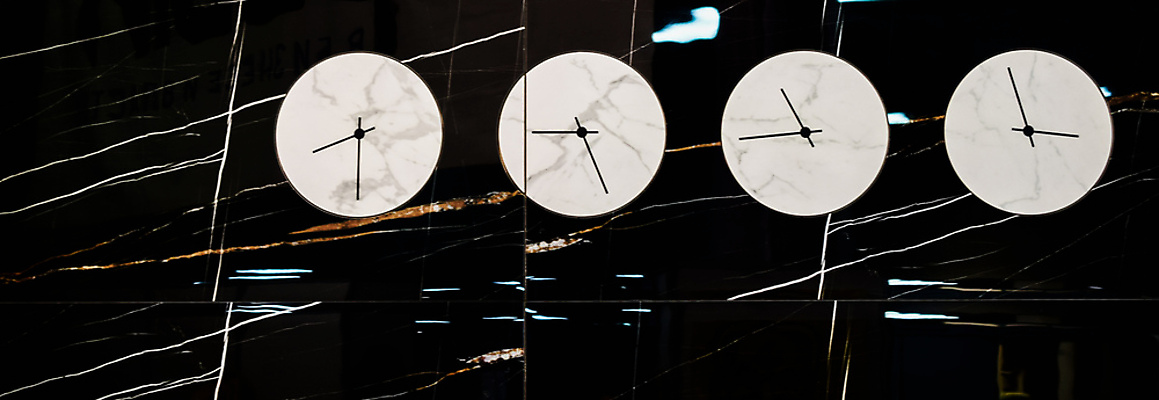 포토 JPG 해외이미지 시계 비즈니스 사람없음 금속 검은색 기계 장비 수확 골동품 시간 손목시계 뇌 타자기 옛날 해외202004 해외포토 컬러 농업 장신구 재질 파일형식 이미지허브