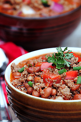 포토 JPG 해외이미지 전통 음식 토마토 고추 탁자 양파 피망 콩 육류 요리 사람없음 빨간색 숟가락 식사 저녁식사 소고기 시골 신선 뜨거움 사발 은색 인스턴트 향신료 준비 매움 냅킨 서빙 후추 쪽파 입가심 정물화 핸드메이드 해외202004 해외포토 컬러 가구 채소 식재료 곡류 수저 사기그릇 맛 그림 파 향미료 파일형식 이미지허브