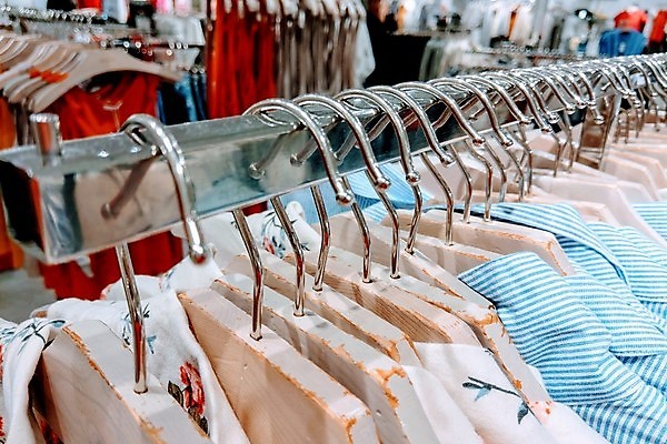 포토 JPG 해외이미지 디자인 드레스 옷 여자 꽃 백그라운드 셔츠 꽃무늬 비즈니스 사람없음 여름 파란색 치마 컬러풀 유행 상점 봄 재킷 흰색 장롱 보행로 구매 옷걸이 수집 쇼 소매 강렬 매각 신발장 스타일 많음 해외202004 해외포토 식물 계절 길 컬러 가구 컨셉 상의 무늬 하의 사람 쇼핑 외투 파일형식 이미지허브