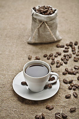 포토 JPG 해외이미지 전통 접시 커피 음료 백그라운드 가방 콩 손잡이 사람없음 컵 세로 세트 갈색 중국 머그컵 흰색 낟알 삼베 컵받침 매움 향기 슛 자루 향 구성 카페인 해외202004 해외포토 식기 잡화 아시아 컬러 곡류 맛 받침대 냄새 파일형식 천_직물 이미지허브