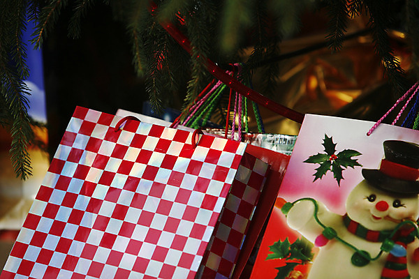 포토 JPG 해외이미지 나무 전통 계절 크리스마스 겨울 공 놀이 휴가 선물 사람없음 빨간색 산타클로스 축하 12월 해외202004 해외포토 식물 기념일 컬러 컨셉 날짜 파일형식 이미지허브