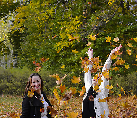 포토 JPG 해외이미지 나무 계절 공원 여자 행복 단풍 잎 2 장난 응원 모션 자연 놀이 바람 서기 미소 웃음 두명 갈색 노란색 맑음 기쁨 자유 가을 던지기 황금 자매 긍정 성인여자만 카피스페이스 해외202004 해외포토 자연요소 식물 공공시설 감정 컬러 컨셉 가족 날씨 표정 사람 공백 생태계 여자만 성인만 파일형식 이미지허브