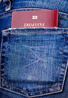 포토 JPG 해외이미지 옷 여행 비즈니스 바지 부분 휴가 프레임 사람없음 가로 세로 파란색 유행 여행객 걷기 청바지 시골 신용카드 재산 위험 주머니 유혹 사인 싱글 문서 보안 여권 신분 방문 보여주기 우표 떠남 부주의 이민 해외202004 해외포토 컬러 이동 컨셉 모션 하의 안전 사람 금융 파일형식 이미지허브