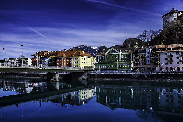 포토 JPG 해외이미지 하늘 사람없음 물 파란색 강 햇빛 태양 계곡 봄 도시 성 역사 오스트리아 알프스 타운 여관 해외202004 해외포토 자연요소 건축물 계절 유럽 컬러 숙소 파일형식 이미지허브