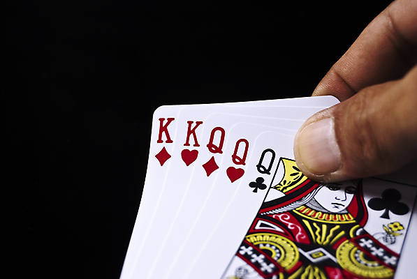 포토 JPG 해외이미지 손 검은배경 사람없음 가로 컬러풀 도박 포커 해외202004 해외포토 컬러 백그라운드 신체부위 검은색 게임 트럼프 파일형식 이미지허브