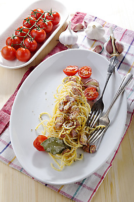 포토 JPG 해외이미지 전통 접시 음식 포크 잎 토마토 재료 부분 치즈 파스타 건강 마늘 스파게티 육류 요리 사람없음 식사 저녁식사 이탈리아 흰색 신선 맛 지중해 향신료 유기농 매움 날것 베이컨 후추 훈제 점심식사 행주 해외202004 해외포토 식물 식기 웰빙 유럽 바다 컬러 컨셉 채소 식재료 유제품 서양음식 돼지고기 청소도구 향미료 파일형식 이미지허브