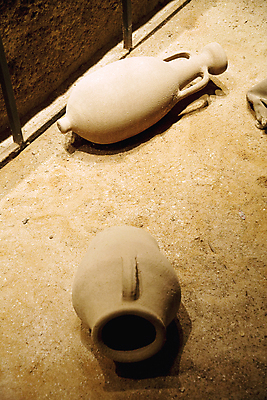 포토 JPG 해외이미지 커플 음료 모래 유리 바닥 사람없음 물 빛 와인 항아리 구멍 크리스탈 함선 목 보물 유리주전자 신발장 옛날 지하실 파멸 해외202004 해외포토 자연요소 컨셉 배_교통 관계 재질 주전자 주류 신체부위 도자기 광석 파일형식 소멸 이미지허브