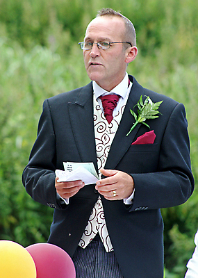 포토 JPG 해외이미지 옷 꽃 행복 안경 결혼 관계 자연 결혼식 남편 휴가 함께함 사랑 한명 서기 사람 정장 턱시도 이벤트 빨간색 햇빛 파티 유행 와인 검은색 흰색 축하 반지 달콤 결혼반지 열정 토스트 풍선 접수 해외202004 해외포토 식물 1 잡화 감정 빵 컬러 컨셉 장신구 모션 주류 태양 맛 생태계 파일형식 이미지허브