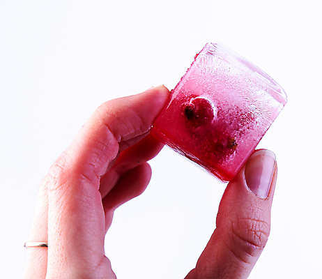 포토 JPG 해외이미지 손 여자 열매 음료 분홍색 백그라운드 손가락 사람없음 빨간색 물 냉동 얼음 주스 신선 잡기 투명 액체 떨어짐 시원함 큐브 정사각형 냉장고 크랜베리 해외202004 해외포토 자연요소 도형 식물 컬러 컨셉 모션 사람 신체부위 가전제품 파일형식 이미지허브