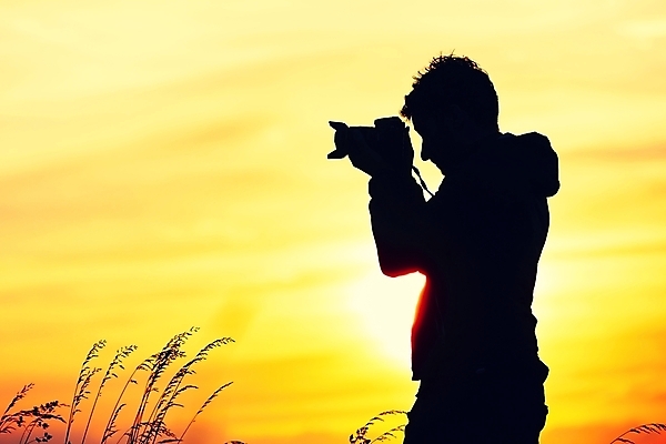 포토 JPG 해외이미지 구름 라이프스타일 실루엣 여행 포즈 자연 하늘 휴가 한명 사람 성인 야외 여름 빛 햇빛 태양 여행객 카메라 일출 디지털 사진촬영 황혼 일몰 새벽 장비 황금 사진사 즐거움 그림 슛 카피스페이스 해외202004 해외포토 자연요소 1 계절 감정 촬영기법 생활 전자제품 노을 촬영 공백 작가 생태계 파일형식 이미지허브