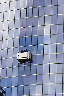 포토 JPG 해외이미지 직업 외관 남자 산업 선 2 비즈니스 창문 유리 노동자 프레임 매달리기 사람 사람없음 야외 건물 파란색 사무실 반사 고층빌딩 줄무늬 도시 작업 도심 씻기 곤돌라 위험 큼 청소 서비스 장면 세탁기 청소부 고용 조작 해외202004 해외포토 건축물 컬러 컨셉 무늬 모션 재질 빌딩 청결 가전제품 구직 크기 채용 파일형식 이미지허브