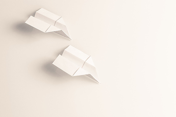 포토 JPG 해외이미지 종이 실내 사람없음 두개 종이비행기 흰배경 해외202004 해외포토 백그라운드 2 내부 흰색 종이접기 파일형식 이미지허브