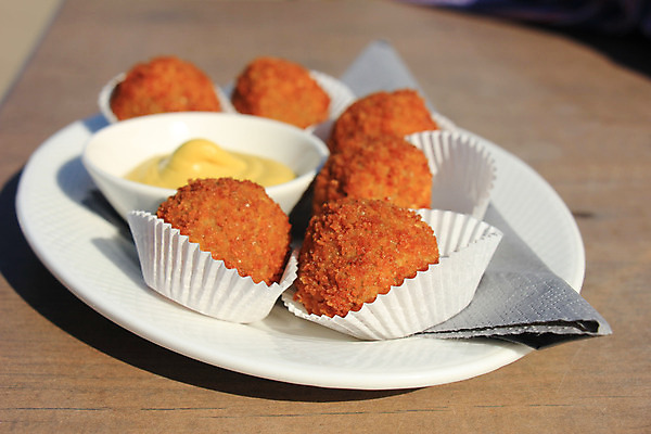 포토 JPG 해외이미지 전통 공 육류 사람없음 갈색 식사 튀김 원형 애피타이저 미트볼 네덜란드 해외202004 해외포토 도형 유럽 음식 컬러 식재료 파일형식 이미지허브