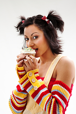 포토 JPG 해외이미지 백인 여자 분홍색 사탕 한명 컵 케이크 놀람 흰색 잡기 달콤 큼 컵케이크 머핀 토막 고립 해외202004 해외포토 서양인 1 식기 감정 빵 컬러 모션 디저트 표정 사람 맛 크기 파일형식 이미지허브