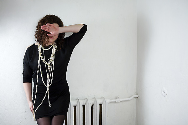 포토 JPG 해외이미지 드레스 여자 생각 목걸이 한명 앉기 성인 꿈 만족 라디에이터 배려 팬던트 해외202004 해외포토 1 옷 감정 장신구 모션 사람 파일형식 이미지허브