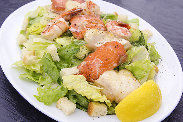 포토 JPG 해외이미지 접시 음식 채소 피망 새우 어류 요리 사람없음 식당 검은색 식사 저녁식사 샐러드 흰색 상추 레몬 해산물 연어 점심식사 시저샐러드 해외202004 해외포토 식기 컬러 과일 갑각류 상점 수중동물 파일형식 이미지허브