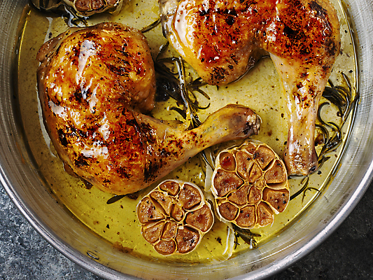 포토 JPG 해외이미지 음식 마늘 육류 요리 사람없음 가로 치킨 이탈리아 흰색 시골 굽기 허벅지 로즈메리 단백질 해외202004 해외포토 유럽 컬러 채소 식재료 신체부위 구이 허브 닭고기요리 영양소 파일형식 이미지허브