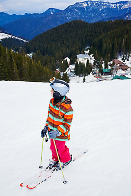 포토 JPG 해외이미지 1 옷 계절 여자 어린이 스포츠 겨울 자연 스키 고글 산 한명 미소 풍경 정장 경사 야외 청춘 맑음 얼음 장비 추위 자유 흰색 아기 승차 헬멧 작음 가루 언덕 준비 부드러움 스키선수 무임승차 운동가 해외202004 해외포토 자연요소 컬러 컨셉 모션 날씨 겨울스포츠 운동선수 표정 사람 감각 보호장비 크기 생태계 파일형식 이미지허브