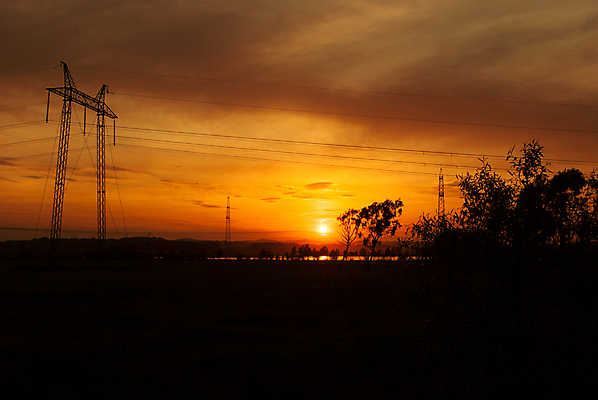 포토 JPG 해외이미지 밭 자연 하늘 사람없음 초록색 파란색 금속 힘 에너지 전선 네트워크 저녁 봉 철탑 전압 해외202004 해외포토 컬러 농업 재질 탑 야간 생태계 파일형식 이미지허브