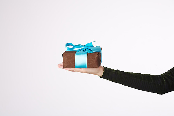 포토 JPG 해외이미지 라이프스타일 손 기념일 리본 조각 컨셉 크리스마스 휴가 아이디어 발렌타인데이 선물 사람 성인 사람없음 상자 노란색 놀람 터치 흰색 축하 인사 잡기 악단 생일 황금 포장지 묘사 오브젝트 활 질감 쇼 패키지 팔 적재 고립 스타일 카피스페이스 해외202004 해외포토 감정 음악 컬러 포장 모션 데이이벤트 표정 이벤트 생활 신체부위 공백 예절 파일형식 이미지허브