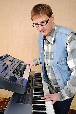 포토 JPG 해외이미지 백인 1 손 남자 유럽 안경 얼굴 음악 손가락 놀이 열쇠 기술 미술 한명 사람 성인 취미 갈색 파티 힘 소리 콘서트 연주자 음악가 장비 에너지 기구 키보드 멜로디 뮤지컬 작곡가 플레이어 해외202004 해외포토 서양인 직업 잡화 나라 컬러 문화예술 이벤트 신체부위 공연 파일형식 이미지허브