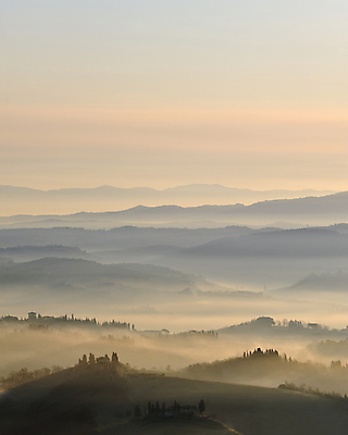 포토 JPG 해외이미지 실루엣 자연 풍경 사람없음 일출 침묵 이탈리아 새벽 안개 시골 토스카나 카피스페이스 해외202004 해외포토 자연요소 유럽 날씨 촬영기법 노을 소리 공백 생태계 파일형식 이미지허브