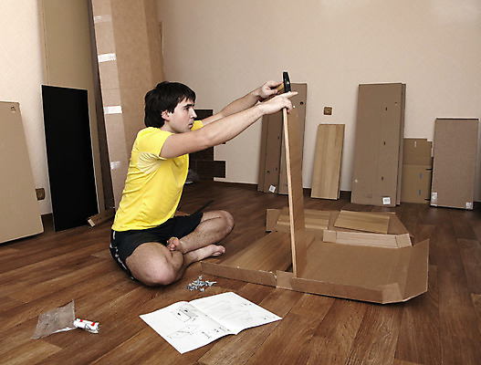 포토 JPG 해외이미지 백인 모델 1 남자 가구 가사 새로움 바닥 아파트 주택 실내 한명 사람 앉기 내부 목재 기구 공구 업무 작업 장롱 제조 널 찬장 만들기 장인 DIY 국회 판지 조립 꺼내기 복잡 설치 수목 조작 해외202004 해외포토 서양인 나무 생활용품 컨셉 재료 모션 취미 건물 도구 파일형식 이미지허브