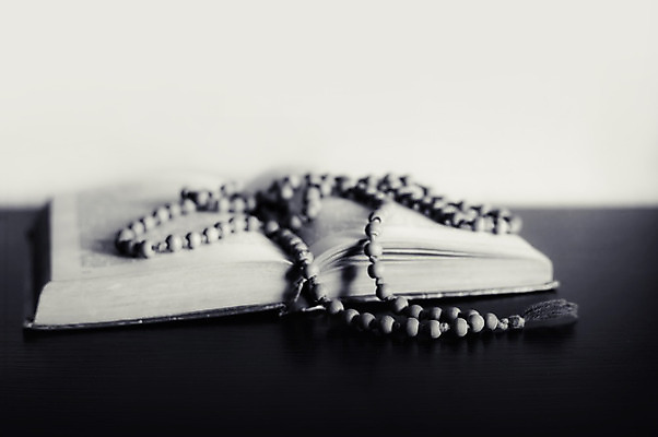 포토 JPG 해외이미지 기독교 종교 종이 백그라운드 목걸이 탁자 사람없음 목재 책 독서 교회 우주 믿음 검은색 성경 천주교 수확 흰색 기도 체험 오픈 예수 영혼 이슬람교 심볼 심플 페이지 신성 보물 묵주 숭배 신앙심 옛날 조언 힌두교 해외202004 해외포토 나무 감정 컬러 가구 컨셉 농업 재료 장신구 종교용품 종교건축 건물 신_종교 파일형식 이미지허브