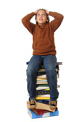 포토 JPG 해외이미지 전신 학생 교육 문화 어린이 텍스트 교실 학교 수업 한명 사람 앉기 소년 책 독서 쌓기 탑 정보 표현 가르침 도서관 교과서 흰배경 문학 페이지 비명 중고 해외202004 해외포토 1 건축물 남자 백그라운드 모션 교재 흰색 파일형식 이미지허브