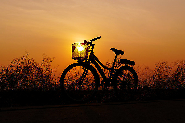 포토 JPG 해외이미지 실루엣 여행 농업 교통시설 자연 하늘 사람없음 태양 자전거 기계 일몰 오토바이 바퀴 승차 저녁 순환 먼지 해외202004 해외포토 자연요소 산업 교통 모션 촬영기법 노을 바이크 야간 시설 생태계 파일형식 이미지허브