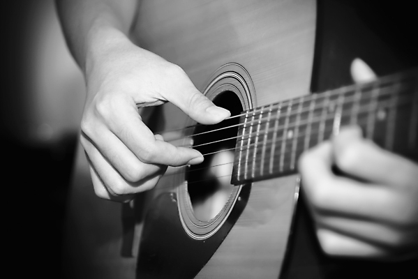 포토 JPG 해외이미지 손 연주 흑백 실내 신체부위 기타 잡기 해외202004 해외포토 음악 모션 현악기 촬영기법 사람 내부 파일형식 이미지허브