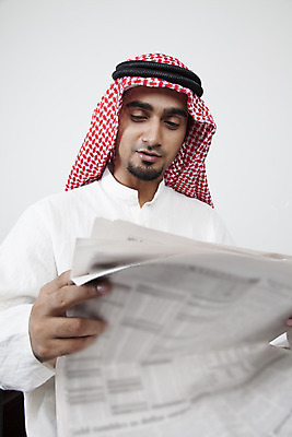 포토 JPG 해외이미지 전통 옷 남자 행복 종이 문화 백그라운드 비즈니스 통신 한명 사람 인종 금융 독서 이탈리아 흰색 가운 업무 비즈니스맨 신문 시장 중앙 주식 이슬람교 투자 상업 이익 동쪽 고립 분석가 섞기 투자자 경제학 해외202004 해외포토 직업 1 교육 감정 유럽 종교 컬러 간행물 경제 작업 직장인 뉴스 방향 파일형식 이미지허브