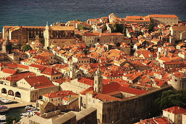 포토 JPG 해외이미지 유럽 벽 바다 여행 오렌지 건축양식 지붕 안테나 졸업생 사람없음 빨간색 물 도시풍경 여행객 항구 도시 만 보트 성 중세 지중해 포트 타운 크로아티아 두브로브니크 발칸반도 옛날 해외202004 해외포토 자연요소 건축물 건축 나라 컬러 배_교통 과일 졸업 통신 교통시설 사람 풍경 역사 파일형식 이미지허브