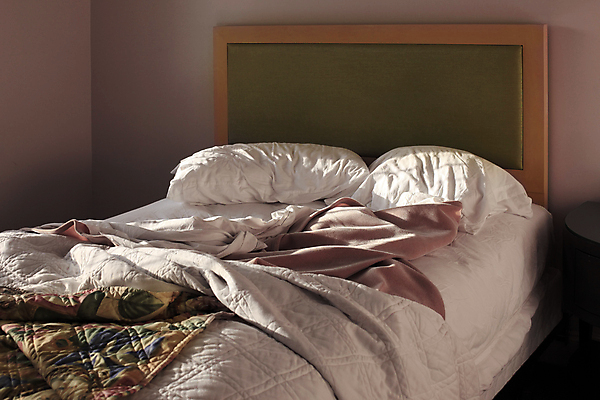 포토 JPG 해외이미지 디자인 벽 가구 쿠션 창문 가정 베개 침구 호텔 휴식 아파트 주택 함께함 사람없음 내부 목재 장식 빛 수건 태양 스파 침실 방 침대 잠 커튼 플랫 큼 왕 묘사 질감 패키지 튜브 샴푸 리빙 여관 더블 해외202004 해외포토 자연요소 나무 생활용품 컨셉 재료 숙소 건물 위생용품 크기 파일형식 이미지허브