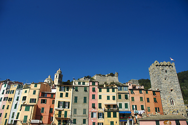 포토 JPG 해외이미지 주간 건축양식 하늘 주택 풍경 사람없음 야외 건물 마을 탑 이탈리아 깃발 해외202004 해외포토 자연요소 건축물 건축 유럽 파일형식 이미지허브