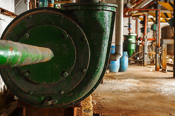 포토 JPG 해외이미지 산업 백그라운드 공장 실내 통 사람없음 내부 초록색 파란색 노란색 금속 버리기 부식 그런지 옛날 철강 해외202004 해외포토 컬러 공업 모션 재질 파일형식 이미지허브