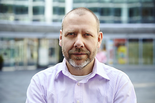 포토 JPG 해외이미지 백인 응시 얼굴 중년 비즈니스 사업가 짧은머리 수염 한명 사람 성인 야외 가로 캐주얼 도시 비즈니스맨 전문직 경영자 해외202004 해외포토 서양인 직업 1 헤어스타일 시선 옷 남자 신체부위 직장인 리더 파일형식 이미지허브