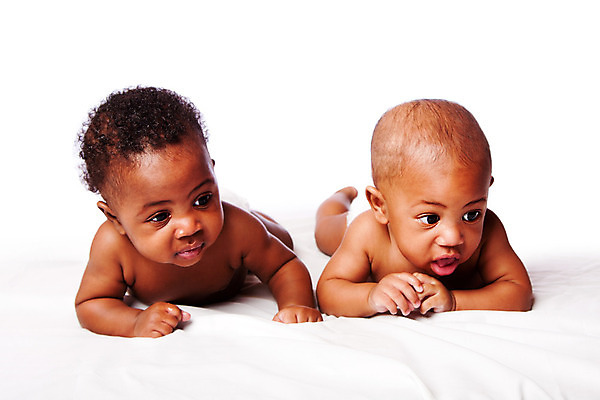 포토 JPG 해외이미지 어린이 2 가족 함께함 두명 쌓기 검은색 흰색 표현 아기 언니 남동생 해외202004 해외포토 컬러 컨셉 관계 모션 사람 자매 동생 파일형식 이미지허브