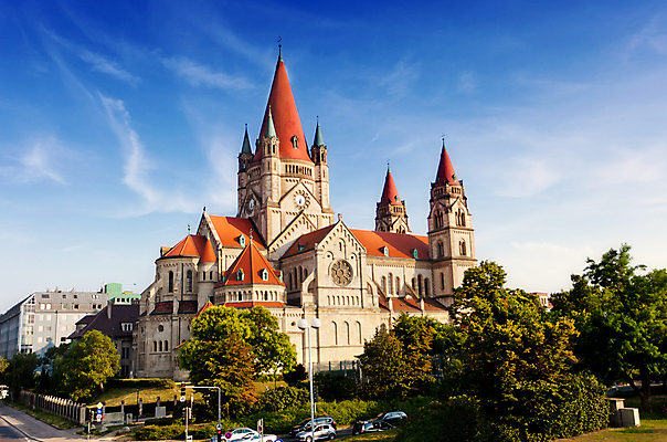 포토 JPG 해외이미지 외관 유럽 여행 건축양식 하늘 지붕 거리 사람없음 야외 건물 빨간색 여름 파란색 도시풍경 태양 성당 교회 탑 도시 센터 중세 역사 비엔나 오스트리아 재산 도심 상업 타운 스카이라인 옛날 스타일 해외202004 해외포토 자연요소 건축물 계절 건축 나라 컬러 종교건축 풍경 금융 파일형식 이미지허브