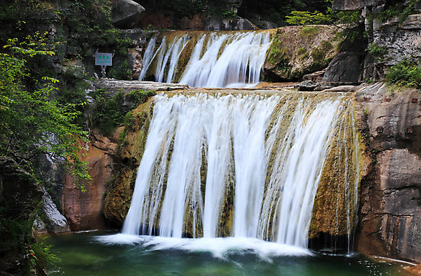 포토 JPG 해외이미지 여행 자국 모션 사람없음 물 파란색 계곡 중국 힘 폭포 흐름 개울 실크 상쾌 느림 블러 지질 지질학 효과 해외202004 해외포토 자연요소 교육 감정 아시아 컬러 컨셉 자연 강 직물 파일형식 이미지허브