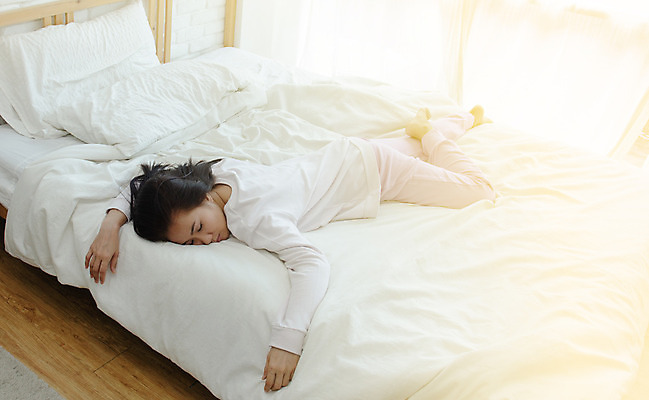 포토 JPG 해외이미지 손 여자 행복 베개 호텔 아침 휴식 주택 실내 따뜻함 사랑 한명 동양인 빛 평화 꿈 방 터치 추위 흰색 침대 신선 잠 최고 야간 시원함 담요 걱정 낮잠 부드러움 거짓말 취침시간 해외202004 해외포토 주간 자연요소 1 감정 컬러 가구 컨셉 침구 숙소 사람 인종 내부 건물 신체부위 감각 파일형식 이미지허브