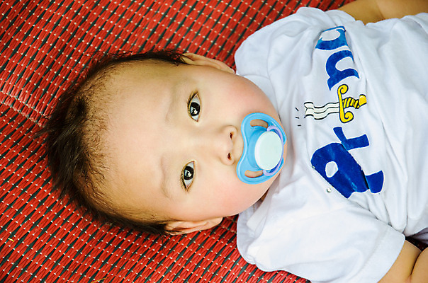 포토 JPG 해외이미지 응시 행복 아시아 얼굴 어린이 포즈 가족 놀이 새로움 주택 건강 사랑 한명 사람 동양인 소년 파란색 장난감 기쁨 성장 표현 아기 닫기 달콤 작음 노리개젖꼭지 부드러움 내추럴 돌봄 해외202004 해외포토 1 시선 남자 감정 나라 컬러 컨셉 관계 모션 인종 건물 신체부위 아기용품 감각 맛 크기 파일형식 이미지허브